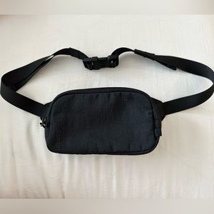 Lululemon belt bag- black